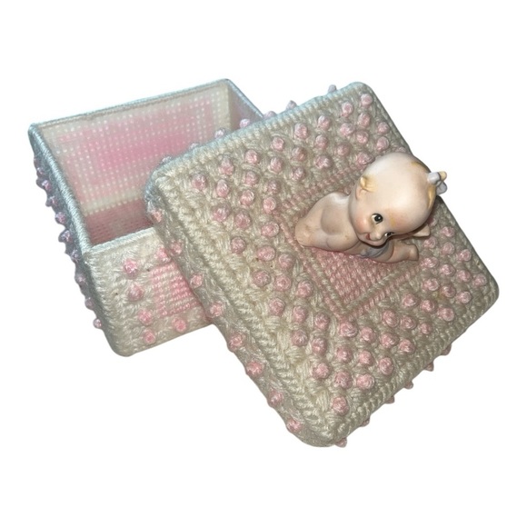 Adorable Vintage Baby Figurine on Knitted Box - Picture 3 of 8